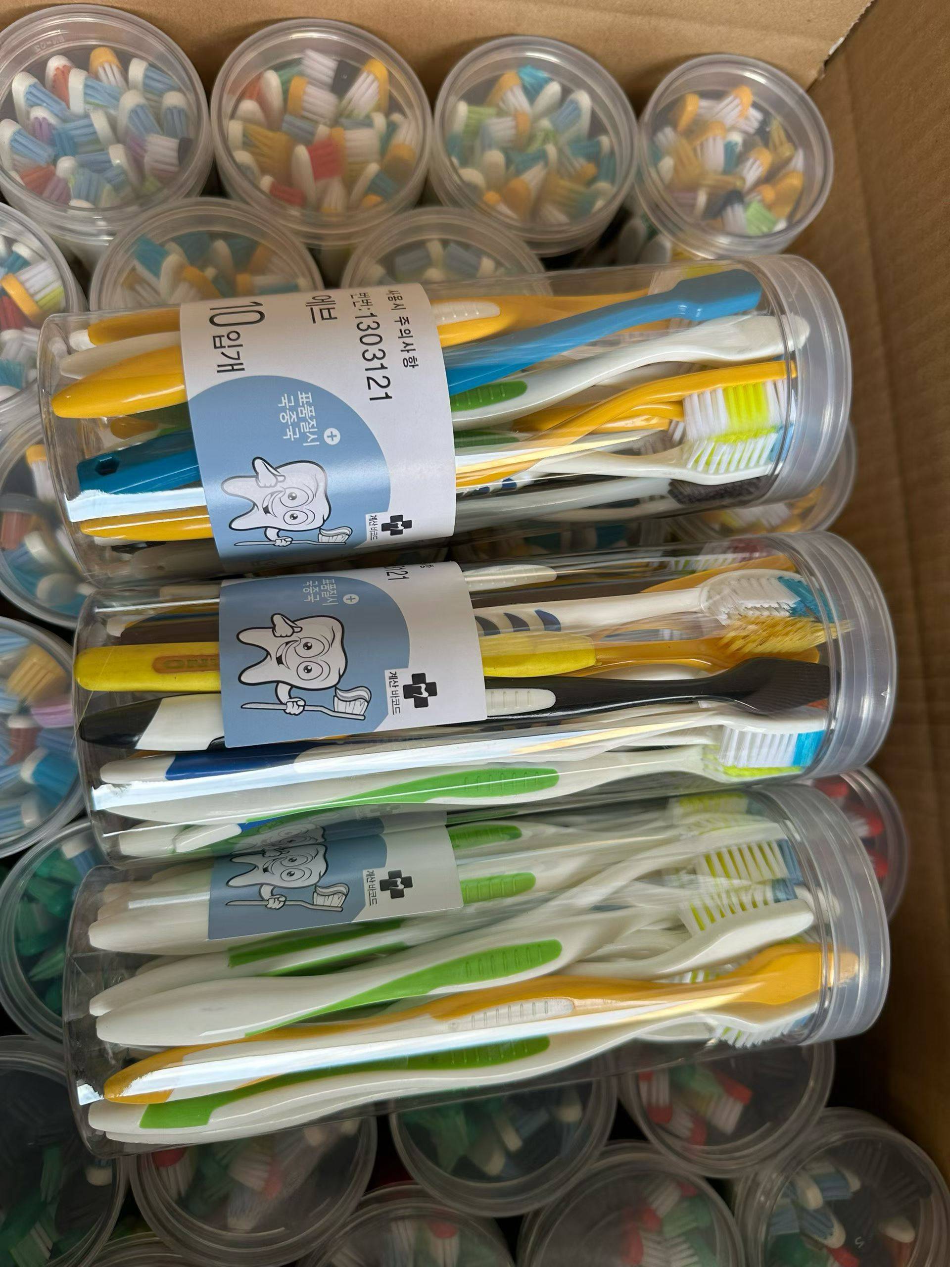 牙刷到货40万支，一桶20支，款式多：一箱100桶，合计200箱，21立方，清货1毛多钱一支