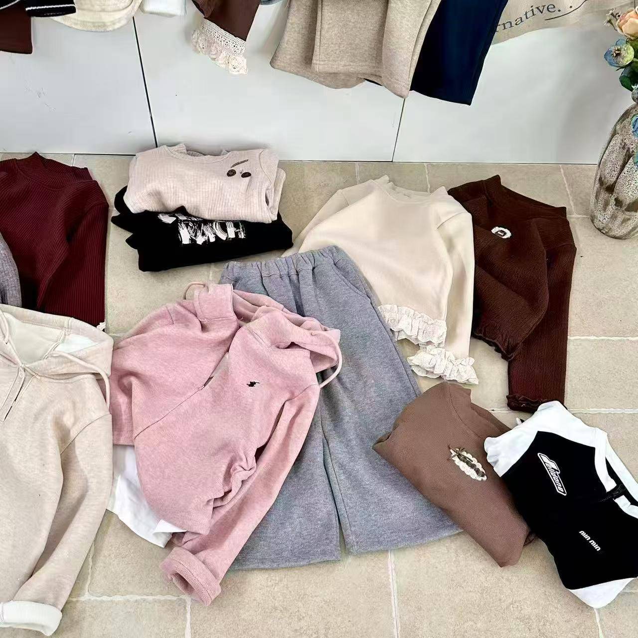 品牌《小明先生》精品打底衫秋季～女童，，90-140尺码乱码混配～品质嘎嘎棒，，加绒不加绒混配乱码！款式多多多！无瑕疵，，质量好！实体店也能做秒杀超低价格，，100件一份7.8元～，，1007.8＝780