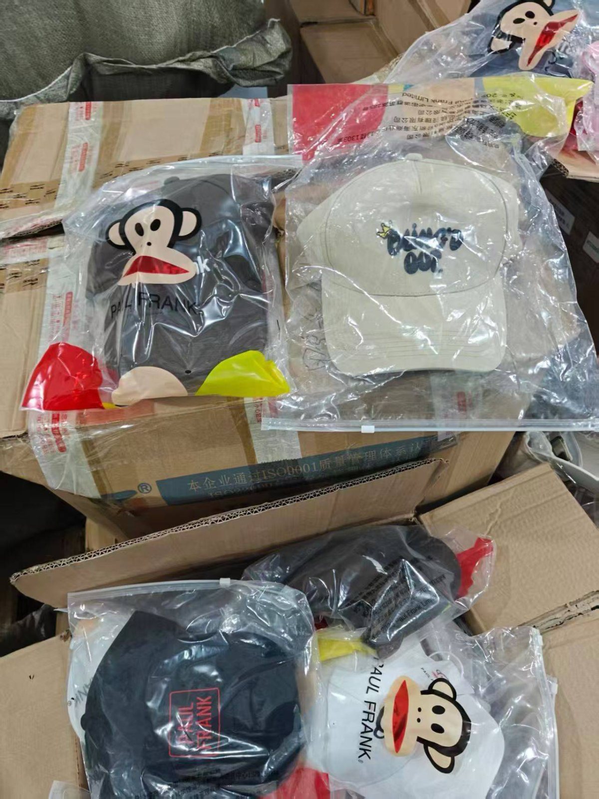 大嘴猴棒球帽到货5000个，一箱一个颜色一箱一个款式，网上对标40多块钱，拿货几块钱